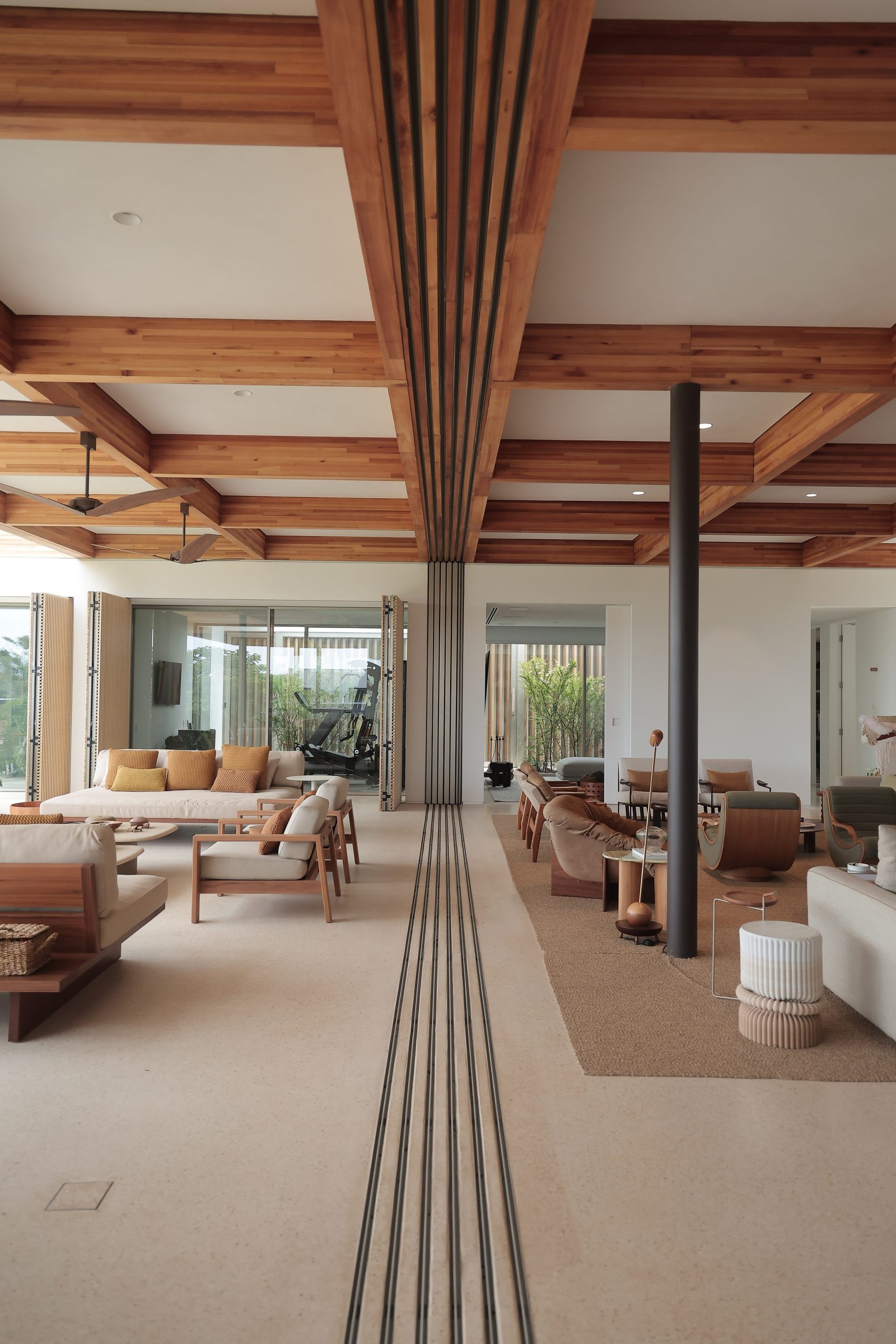 Sala de estar integrada com vedações de vidro retráteis e estrutura de madeira aparente, arquitetura de alto padrão com esquadrias Luxes
